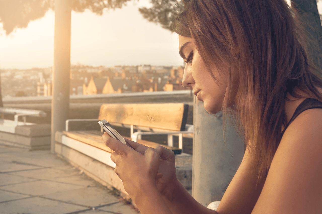 Airalo vs. Nomad: A Comprehensive eSIM Comparison