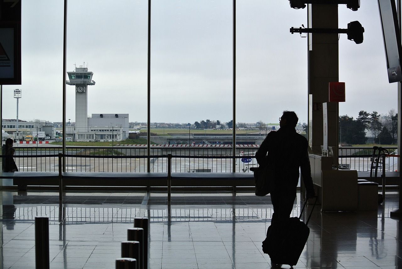 Chase Sapphire vs. Amex Lounge Access in 2026: Which Premium Network Wins?