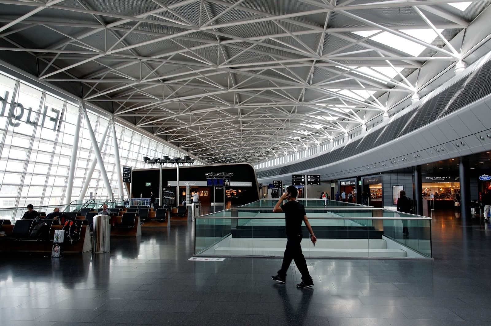The Best Credit Cards for Airport Perks in 2026: Lounges, Priority, Fee Credits